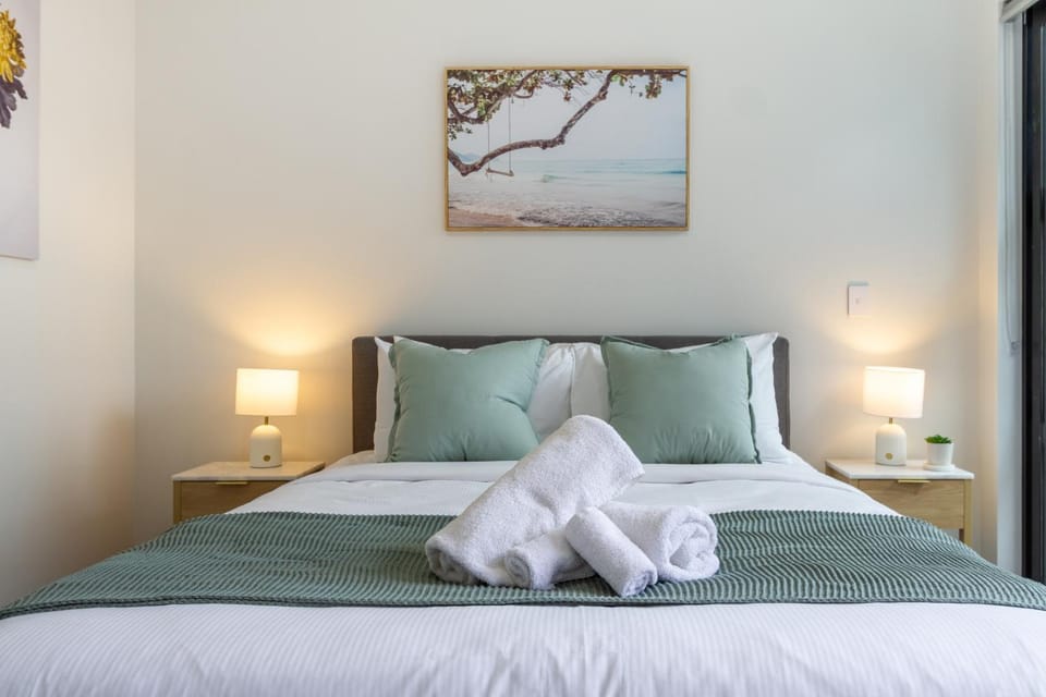 Bed, Bedroom, towels