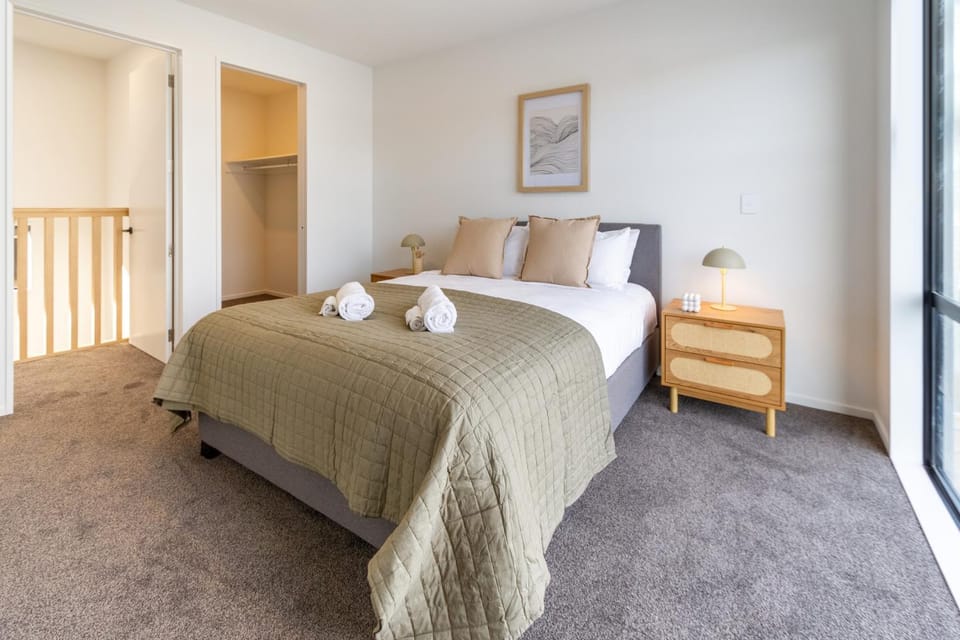 Bed, Bedroom, towels