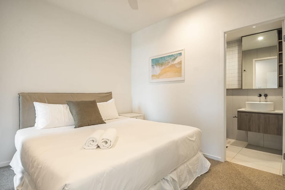 Bed, Bathroom, Bedroom, towels