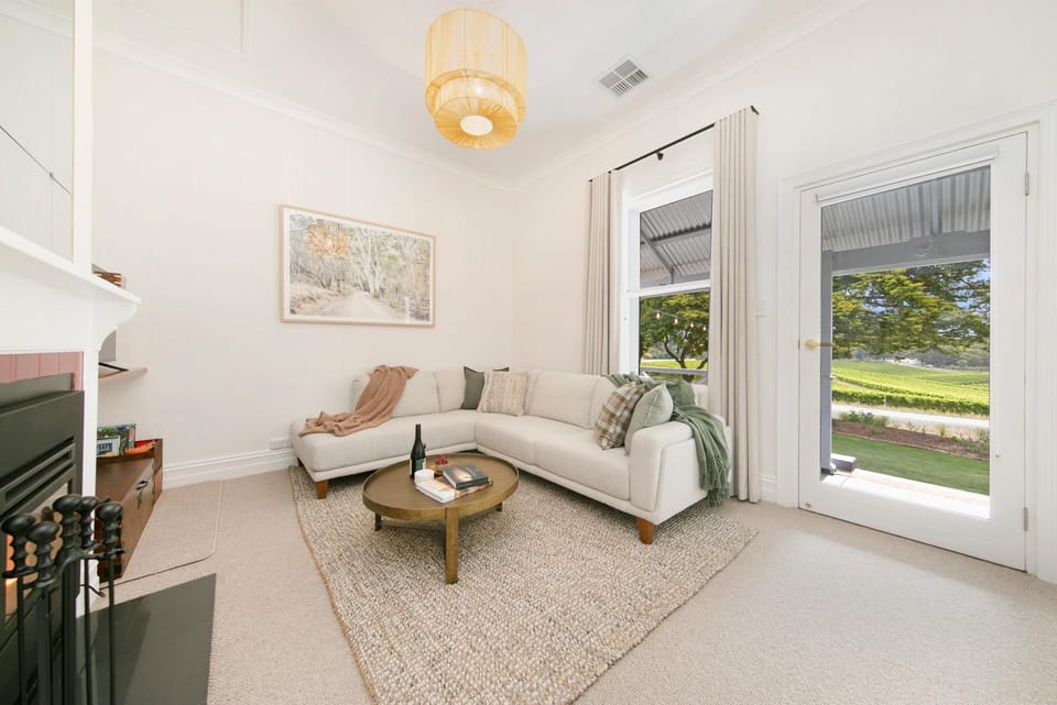 TV and multimedia, Living room, Seating area, Garden view