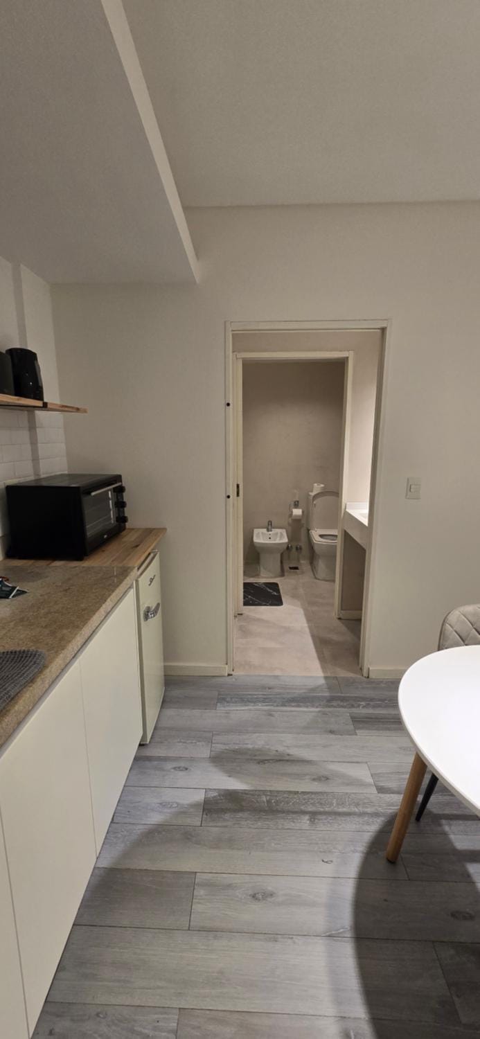 Kitchen or kitchenette, minibar