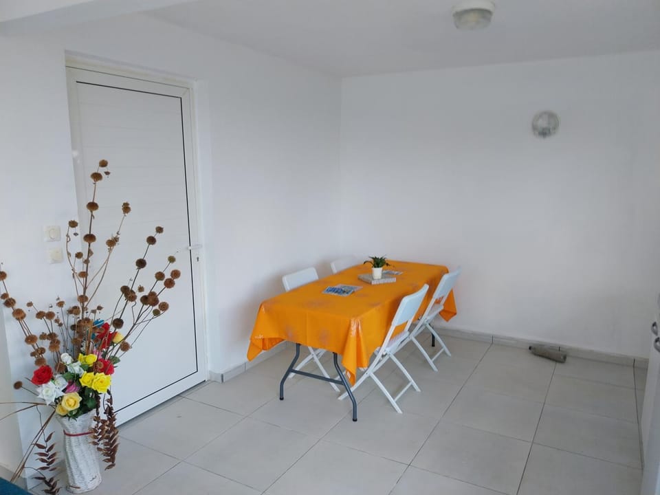 Dining area, kitchen
