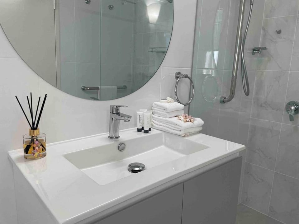 Marina and Ocean Views, level walk to Marina and Main Street Apartment in Airlie Beach