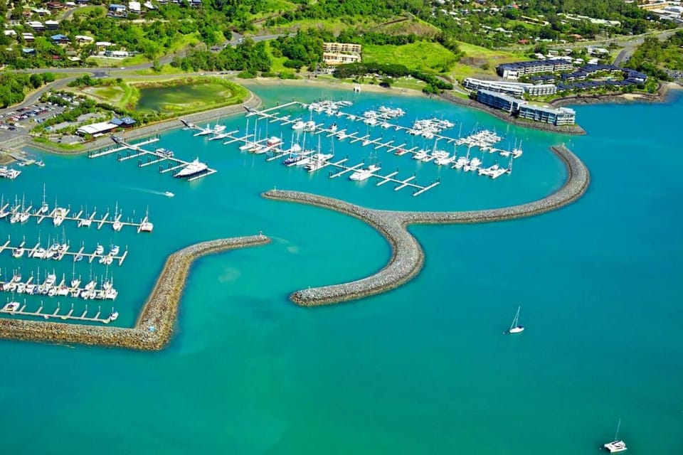 Marina and Ocean Views, level walk to Marina and Main Street Apartment in Airlie Beach