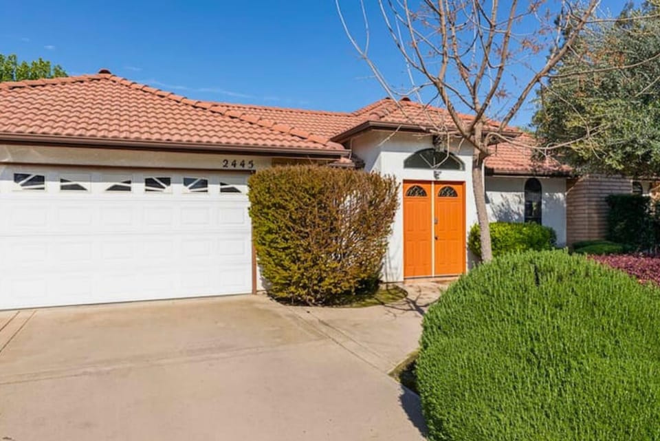 Happy Hours Pretty Quiet Comfortable Suite #2 House in Visalia