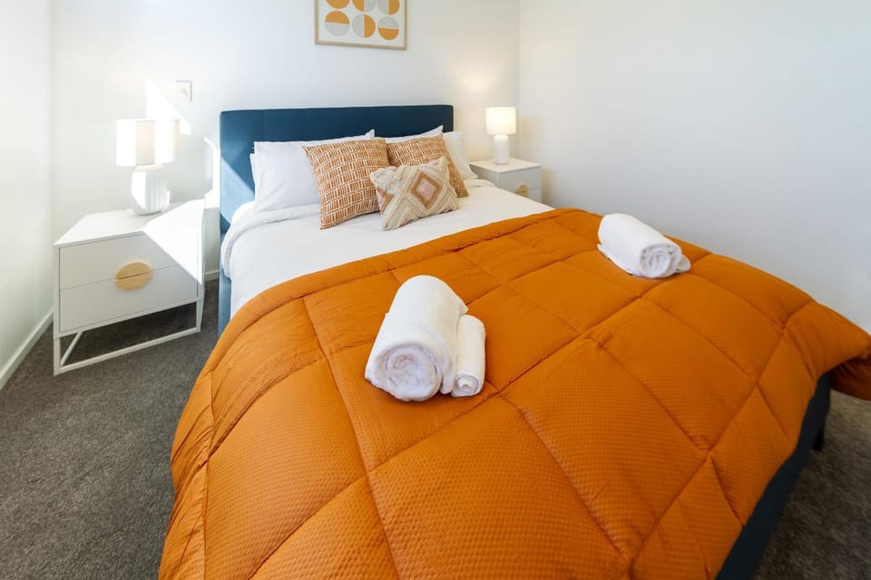 Bed, Bedroom, towels