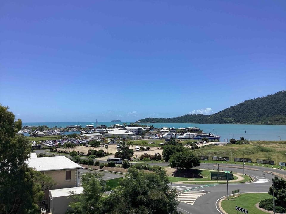 Ocean Views 1Br with Full Kitchen No Steep Hills Apartment in Airlie Beach