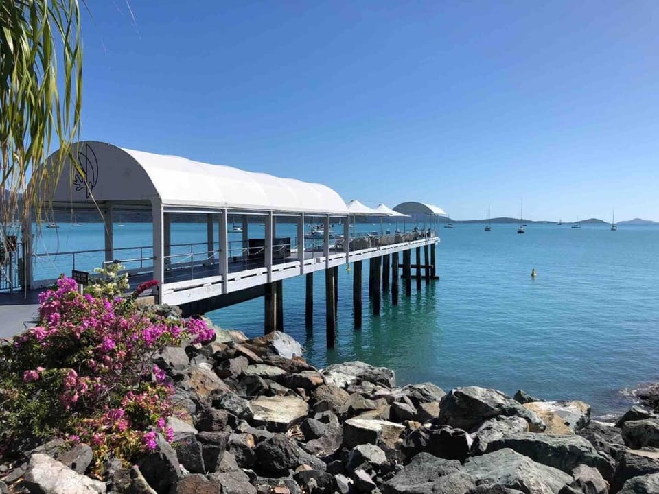 Ocean Views 1Br with Full Kitchen No Steep Hills Apartment in Airlie Beach