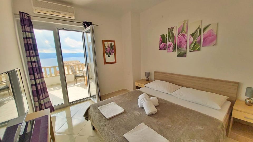 Bed, Bedroom, Sea view