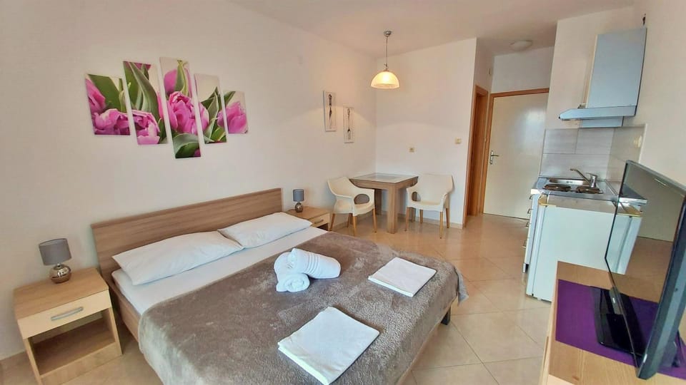 Kitchen or kitchenette, Dining area, Bedroom