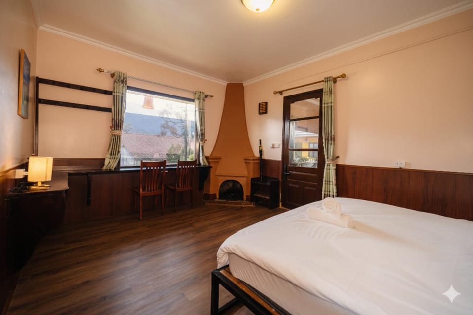 Bed, Photo of the whole room, Seating area, Bedroom, fireplace
