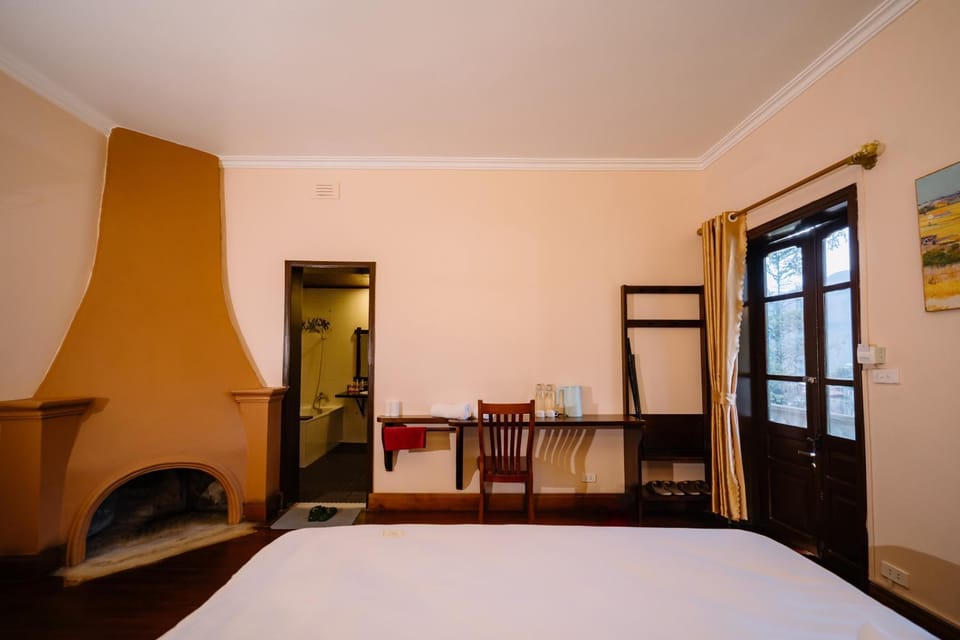 Bed, Photo of the whole room, Bedroom, fireplace