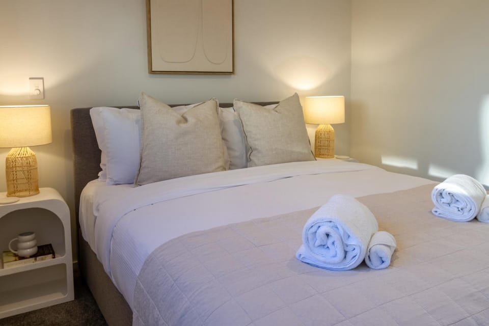 Bed, Bedroom, towels