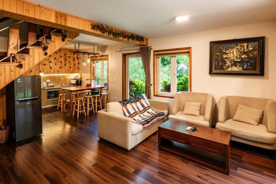 Kitchen or kitchenette, Living room, Seating area, Dining area