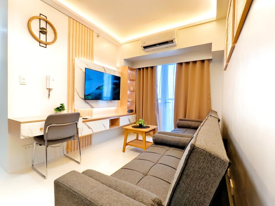 Communal lounge/ TV room, TV and multimedia, Living room, Seating area, Evening entertainment, air conditioner