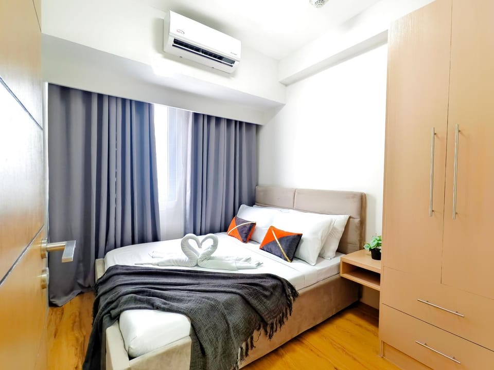 Bed, Photo of the whole room, Bedroom, wardrobe, air conditioner