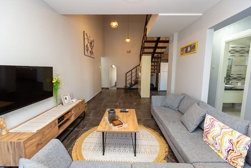 Communal lounge/ TV room, TV and multimedia, Living room, Seating area, Evening entertainment