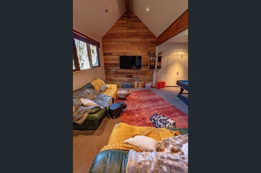 Polo Club Chalet- Iconic, luxury Chalet- Large games room Chalet in Dinner Plain