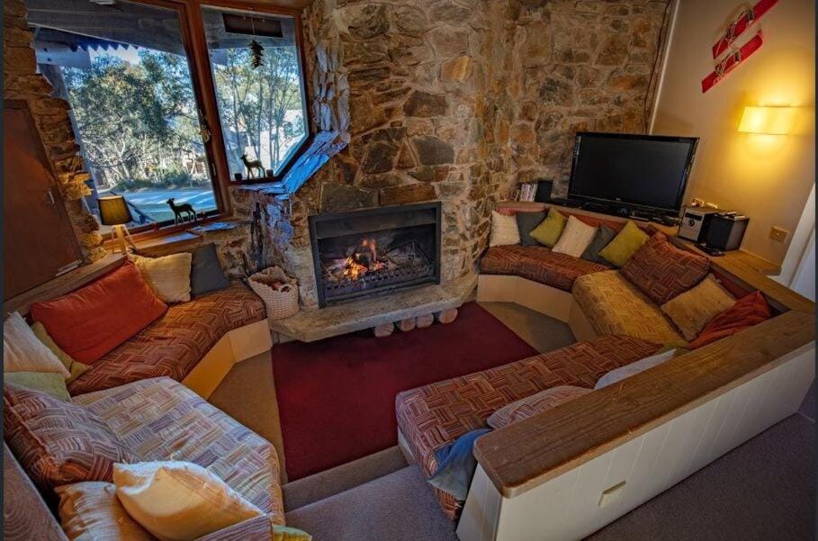 Polo Club Chalet- Iconic, luxury Chalet- Large games room Chalet in Dinner Plain
