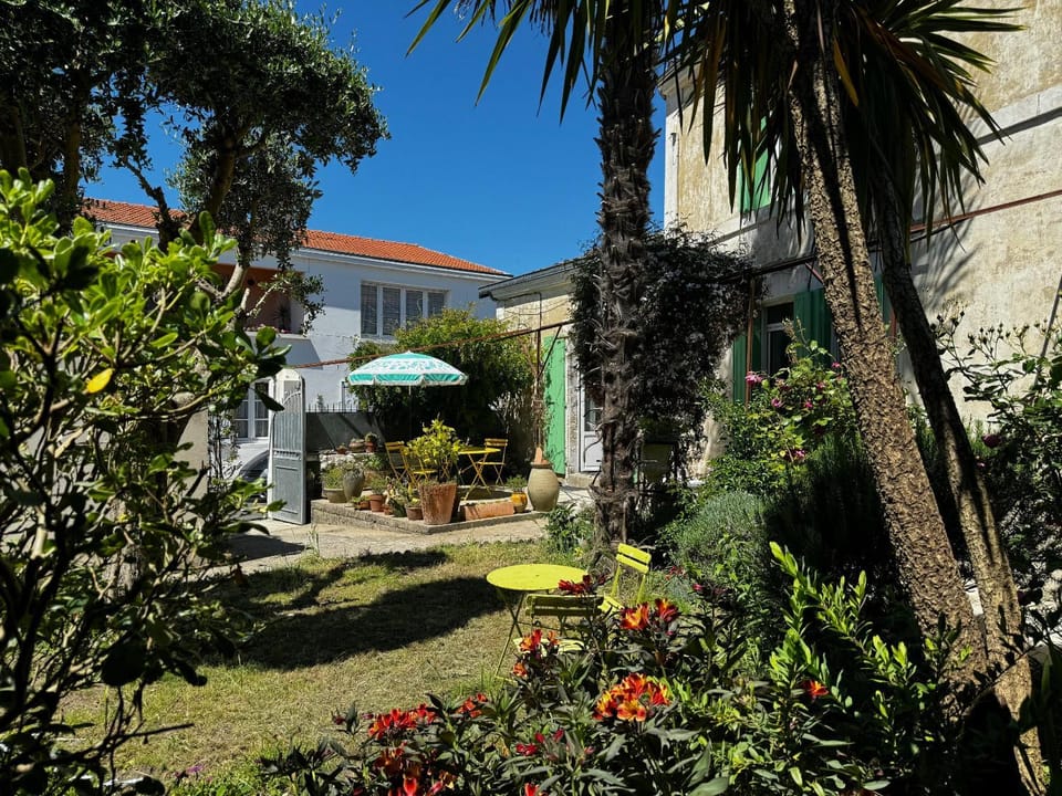 Property building, Patio, Spring, Day, Garden, Garden, Garden view