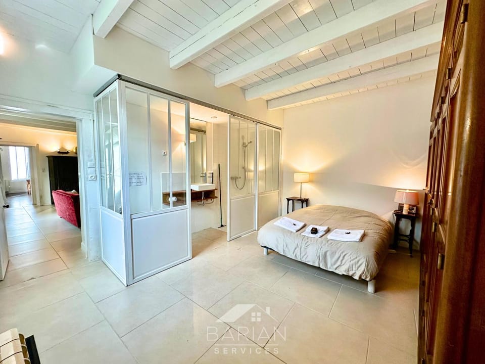 Shower, Bed, Bathroom, Photo of the whole room, Bedroom, towels