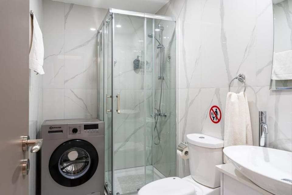 Shower, Toilet, Bathroom, towels, washing machine