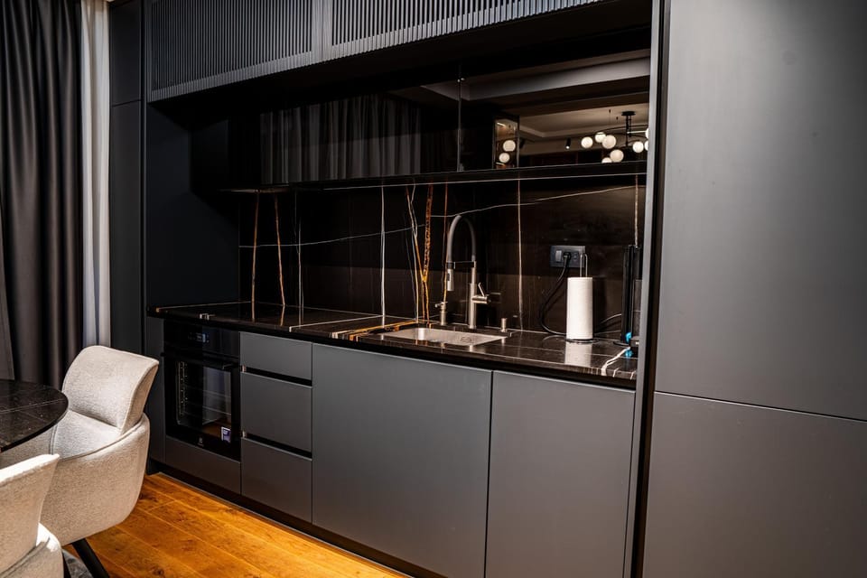 Coffee/tea facilities, Kitchen or kitchenette, stove