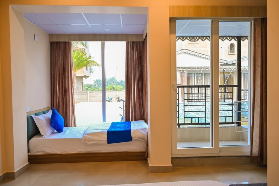 Bed, View (from property/room), Balcony/Terrace, Photo of the whole room, Bedroom, Swimming pool, Swimming pool, Swimming pool, towels