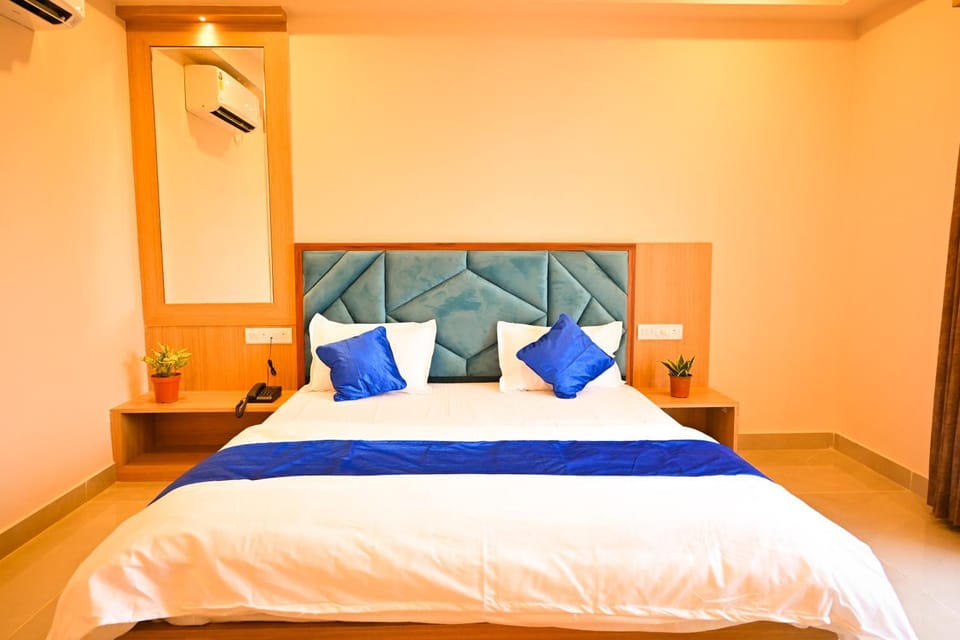 Bed, Photo of the whole room, Bedroom, air conditioner