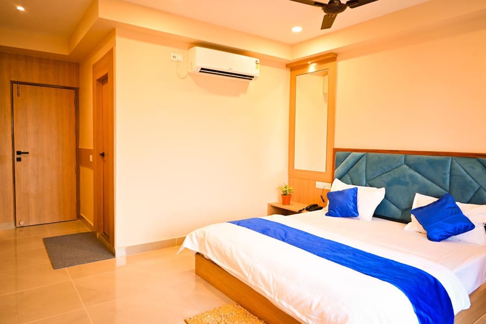 Bed, Photo of the whole room, Bedroom, wardrobe, air conditioner