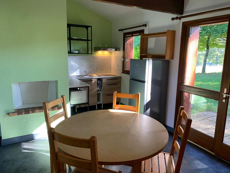 Kitchen or kitchenette, Dining area, oven, pet friendly