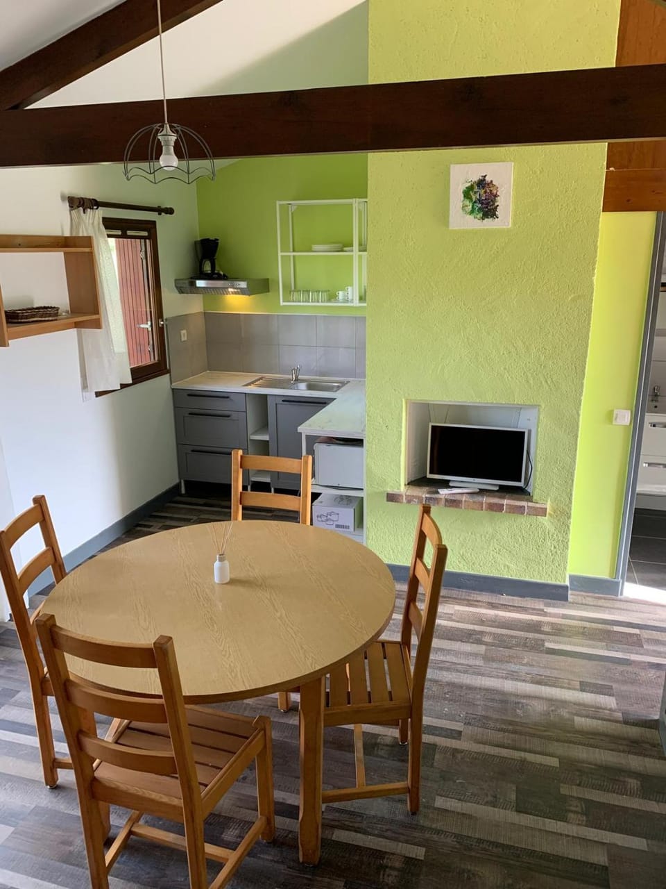 Kitchen or kitchenette, Dining area, minibar, oven, pet friendly, stove