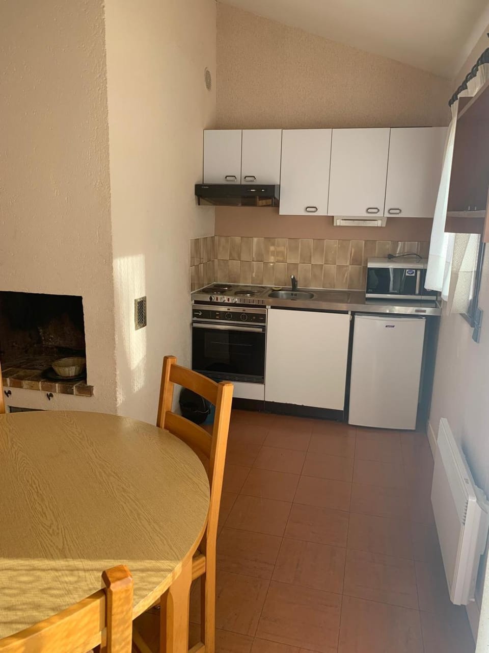 Kitchen or kitchenette, Dining area, minibar, oven, pet friendly, stove
