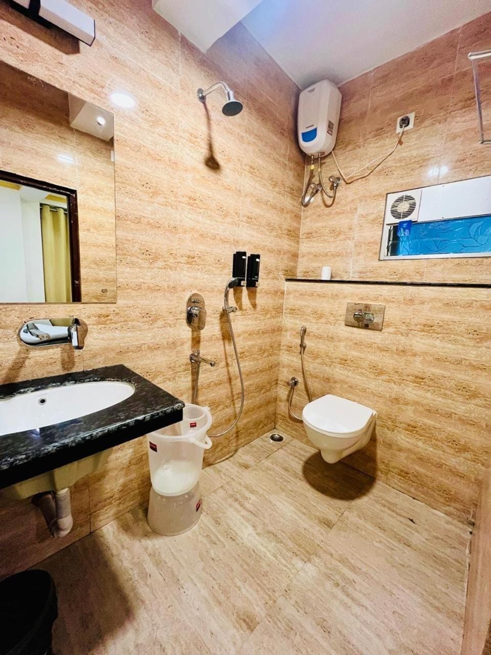 Shower, Toilet, Bathroom, towels