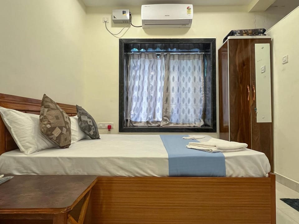 Photo of the whole room, Bedroom, air conditioner