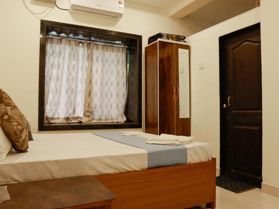 Photo of the whole room, Bedroom, wardrobe, air conditioner