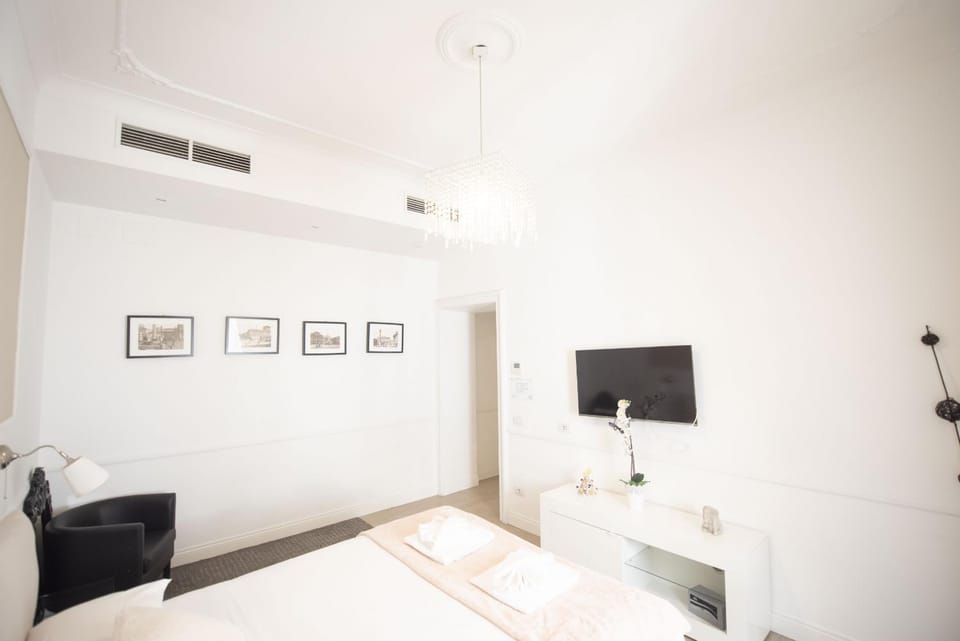 Bed, TV and multimedia, Bedroom, air conditioner