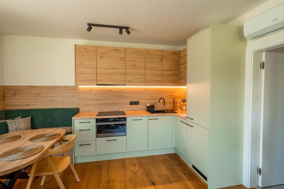Kitchen or kitchenette, Dining area, oven, stove