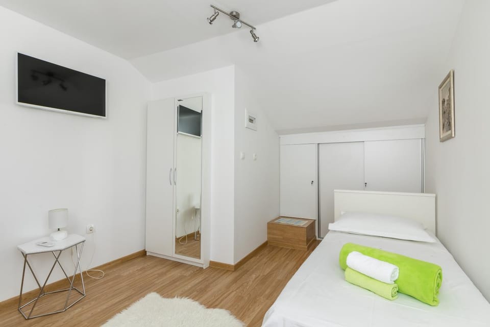 Bed, TV and multimedia, Photo of the whole room, Bedroom