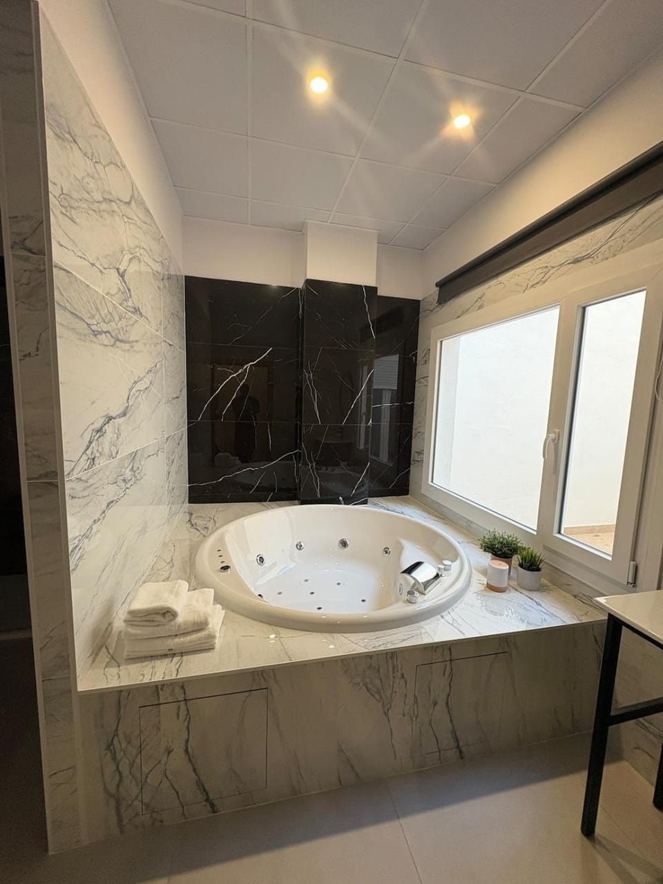 Hot Tub, Bathroom, Bath, towels