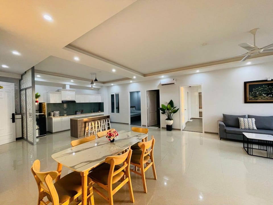 Kitchen or kitchenette, Living room, Seating area, Dining area