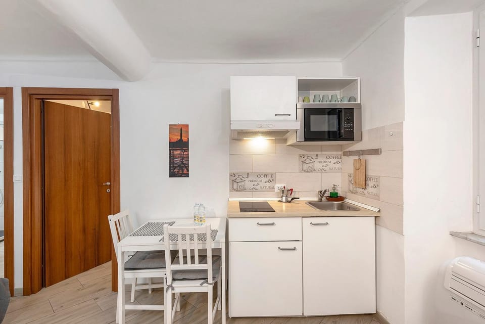 Kitchen or kitchenette, Living room