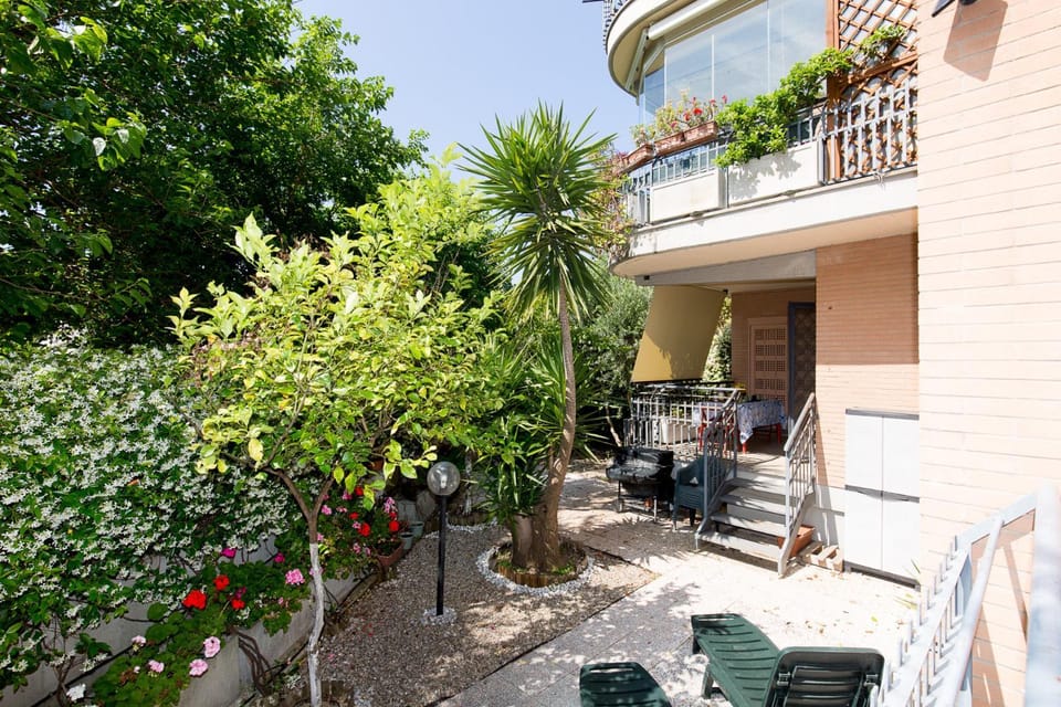 La Casetta di Giò with Private Garden Apartment in Rome