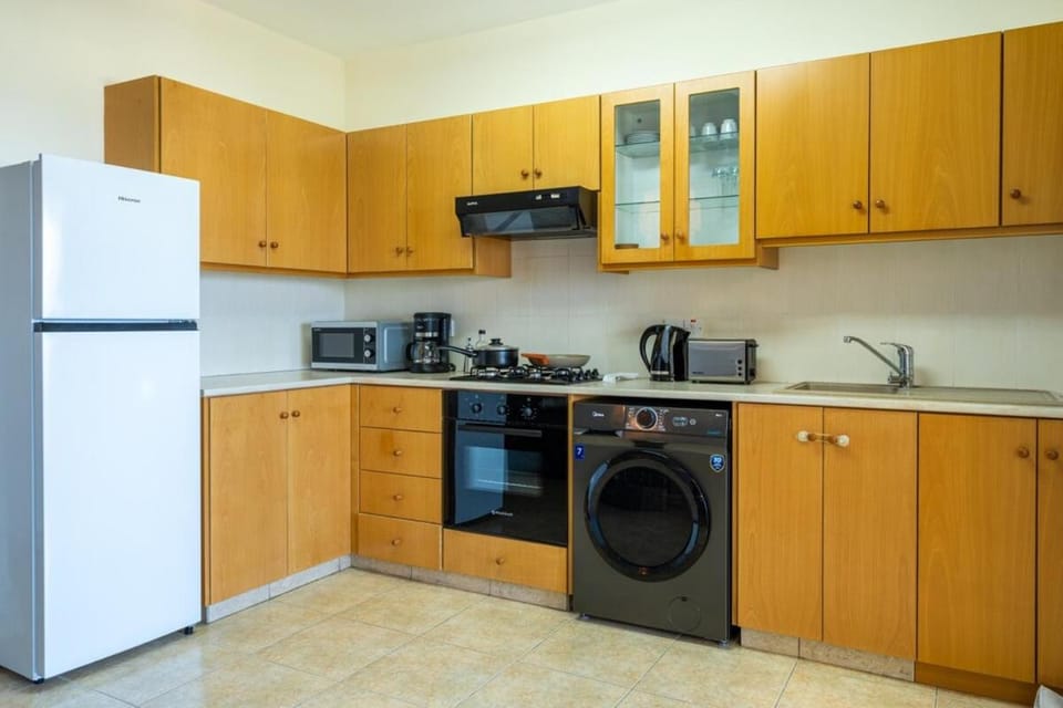 Coffee/tea facilities, Kitchen or kitchenette, microwave, oven, stove, toaster, washing machine