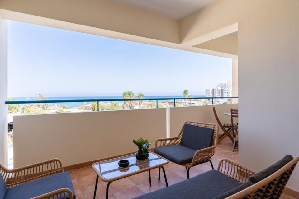 Day, Natural landscape, View (from property/room), Balcony/Terrace, Balcony/Terrace, Seating area, Dining area, Sea view