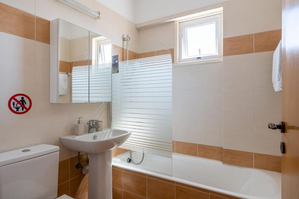 Shower, Toilet, Bathroom, Bath, towels