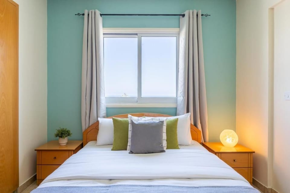 Bed, Bedroom, towels, air conditioner