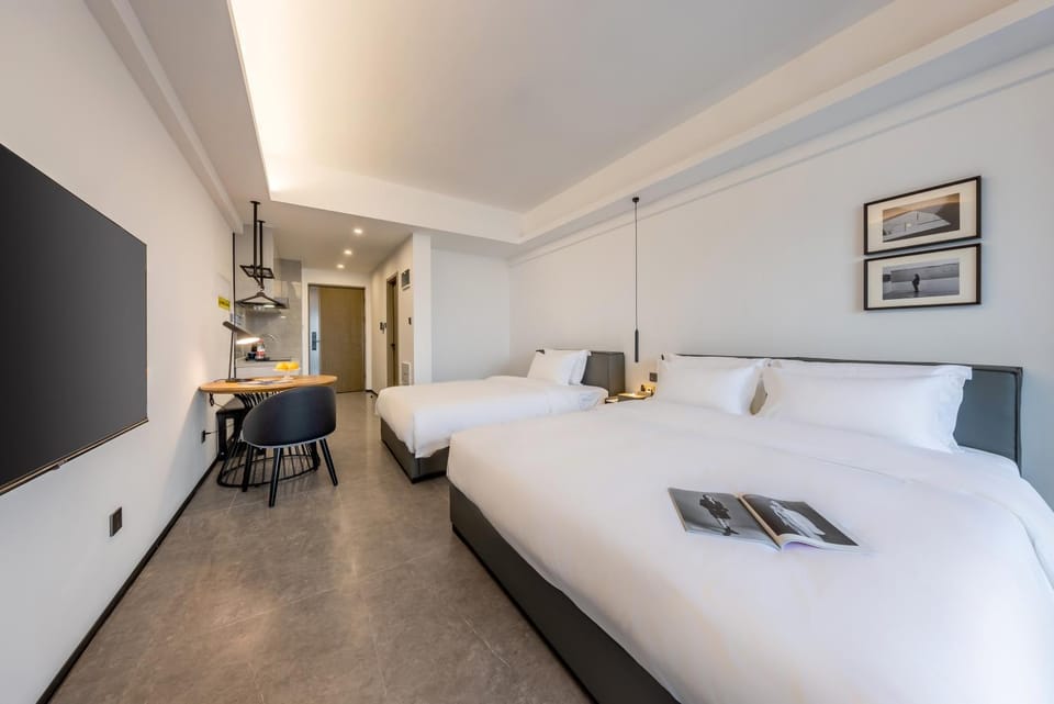 Bed, TV and multimedia, Living room, Photo of the whole room, Seating area, Bedroom