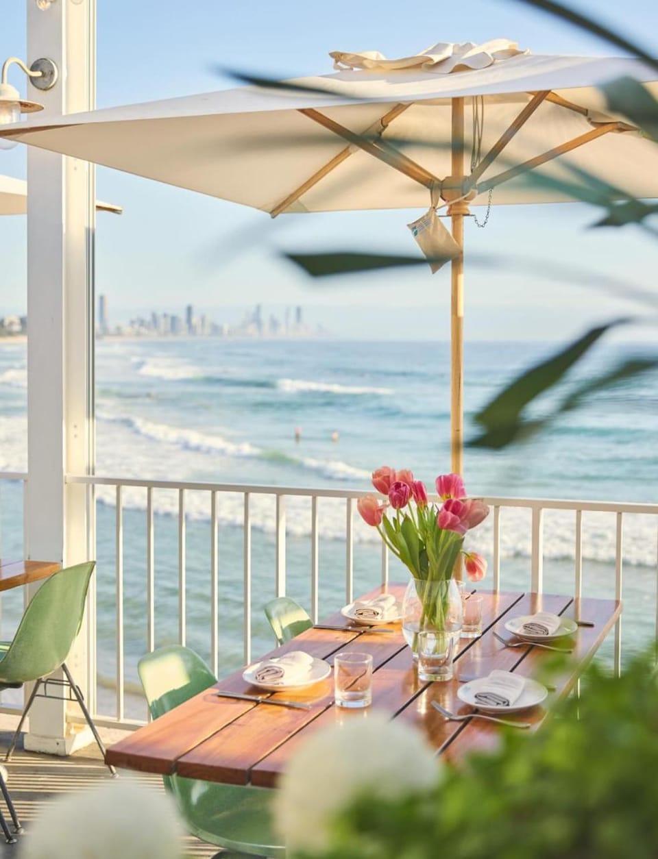 Patio, Restaurant/places to eat, Day, Natural landscape, View (from property/room), Balcony/Terrace, Food and drinks, Dining area, Beach, Food, Sea view