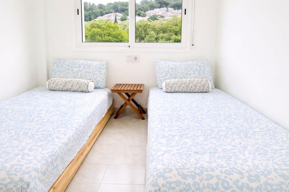 Photo of the whole room, Bedroom, City view, Mountain view